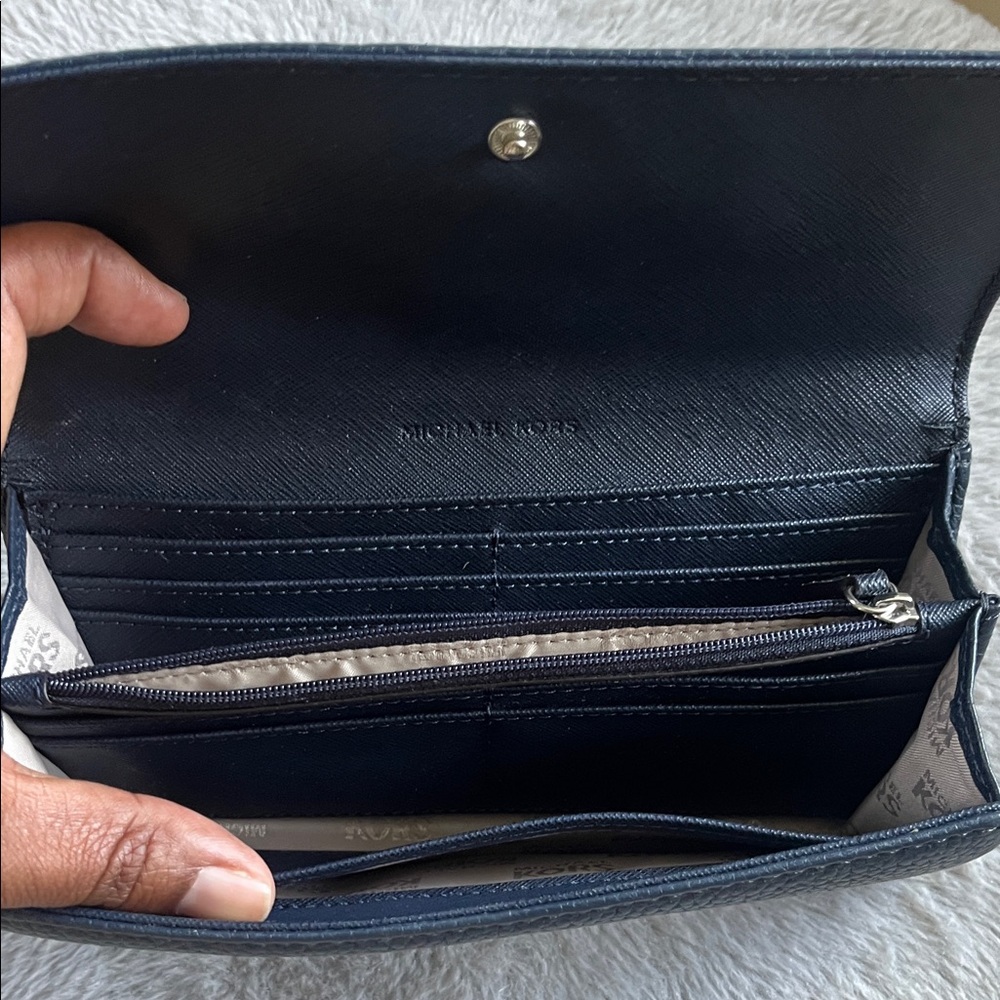 🌸Michael Kors Navy Leather Wallet with Silver Logo - Picture 4 of 5